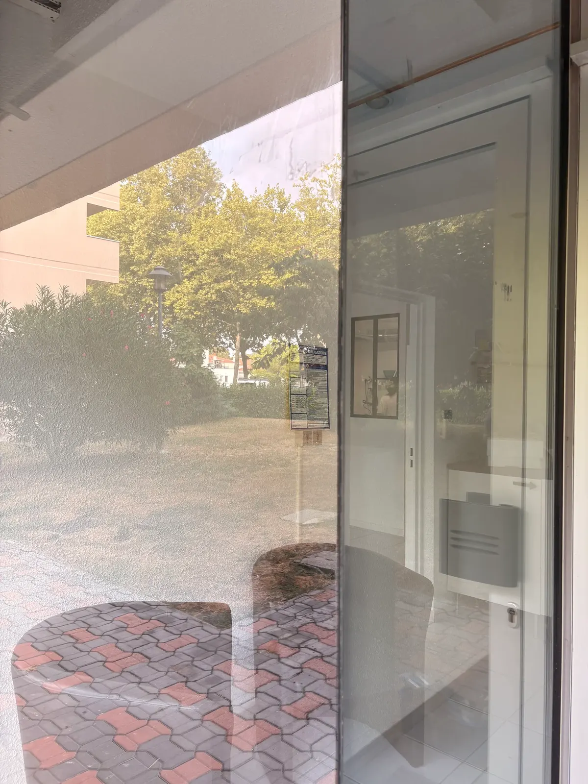 Vitrine de bureaux nettoyée sans trace, à l'intérieur comme à l'extérieur