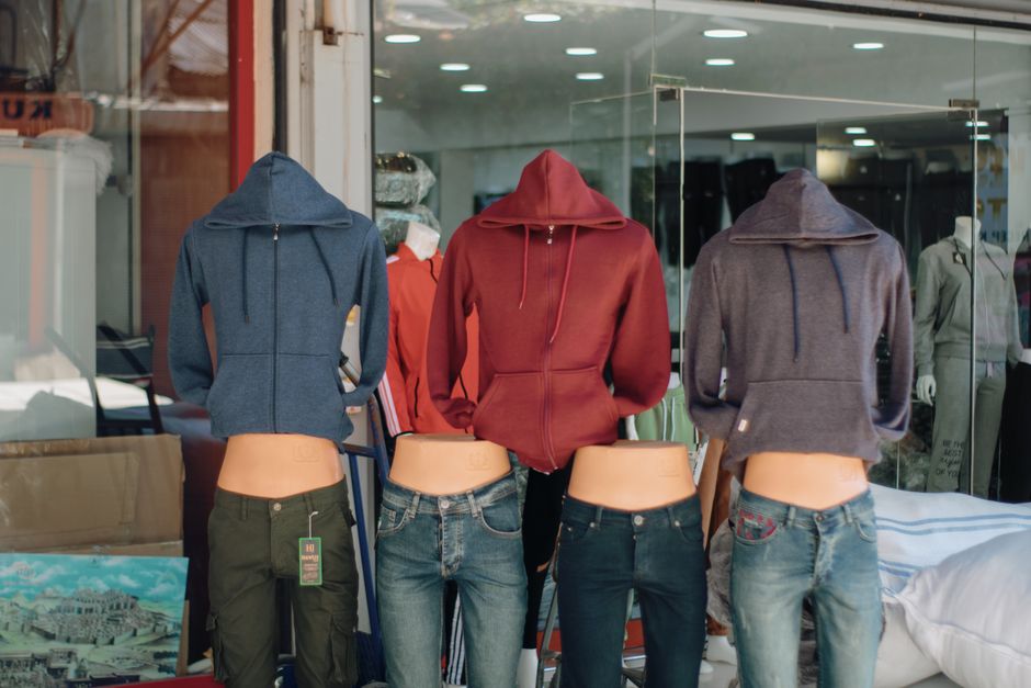 Vitrine de boutique exposée au passage