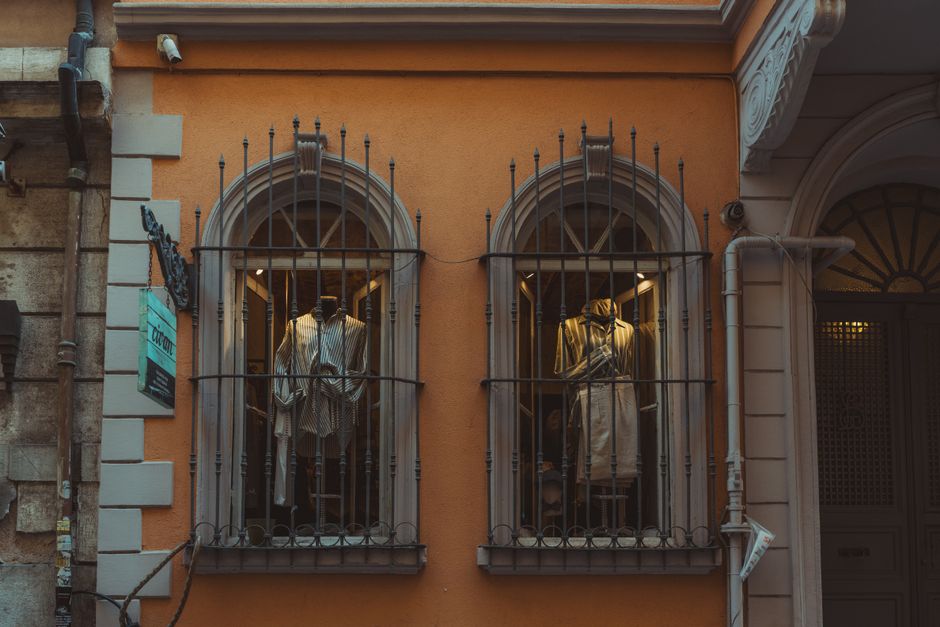 Vitrines de boutique donnant sur la rue, exposées aux dégradations