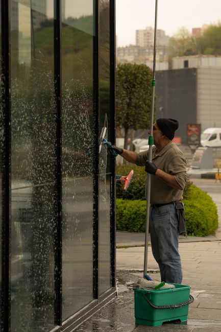 Lavage d'une vitrine de commerce à la raclette
