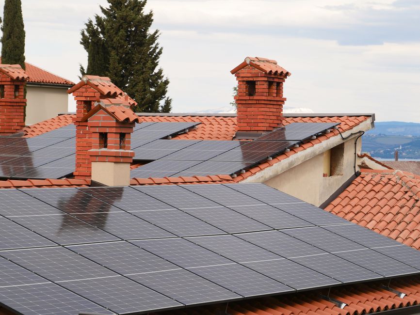 Panneaux solaires propres sur des toits en tuiles