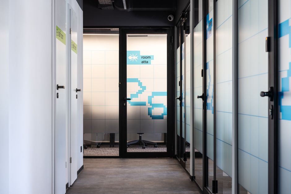 Couloir de bureaux aux cloisons vitrées dépolies pour la confidentialité