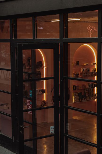 Vitrine et porte vitrée de boutique, à protéger avec un film de sécurité